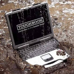 極限環境テスト中のTOUGHBOOK（AI 生成）