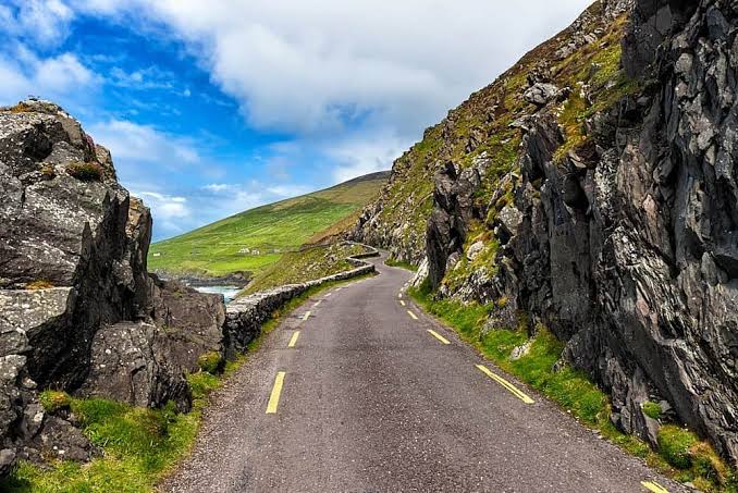 The breathtaking curves of Slea Head Drive., AI generated