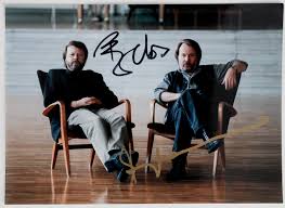 Abba's bjorn ulvaeus slips into his 1977 jumpsuit for the first time in 42 years as he joins benny andersson at mamma mia! Bjorn Ulvaeus Samt Benny Andersson Autografer Pa Foto Bukowskis