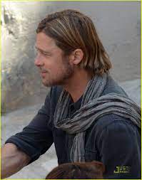Pin By Missy Crenshaw On Favorite Movie S And Actors Brad Pitt Hair Brad Pitt Mens Scarf Fashion