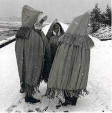 Japanese Snow Garments Made Of Straw The Coats For Rain Are Also Made Of Straw But Are Paired With A Large Bri Rural Japan Raincoat Outfit Raincoats For Women