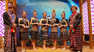 Pakaian lelaki terdiri dari baju badu, seluar soval, bengkung hokos dan pakaian kepala sigal dari. Pakaian Lelaki Dan Perempuan Momogun Rungus Borneo Momogun
