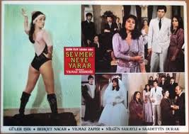Kanser tedavisi gören daha sonra rüyasında gördüğü için tesettüre giren şarkıcı güler işık aslen şanlıurfa. Sevmek Neye Yarar Filminin Lobi Karti Guler Isik Behcet Nacar Yilmaz Zafer No 3 Nadir Kitap