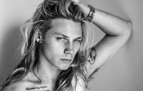 haarschnitt manner lange haare mit blonden strahnen langhaarfrisuren lange haare manner haarschnitt lang haar styling