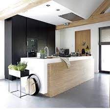 L'avantage principal d'une cuisine en longueur consiste dans le fait que l'ensemble de l'équipement et des outils de travail sont concentrés sur une petite surface. Epingle Par Abbey Dee Sur Kitchen Cuisine Blanche Et Bois Cuisine Moderne Cuisine Bois