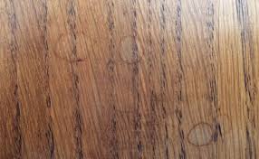 Nettoyer parquet vitrifié savon noir. Enlever Des Taches D Eau Sur Du Bois Nos Trucs Et Astuces