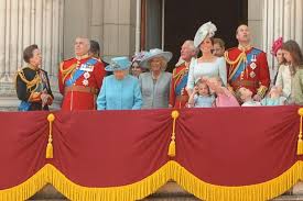 Pour le 90e anniversaire de la reine d'angleterre, annie leibovitz livre un charmant portrait d'elizabeth ii entour�e de ses arri�res petits enfants. Les Arriere Petits Enfants De La Reine Elizabeth Ii Se Lachent Sur Le Balcon De Buckingham Video Soirmag