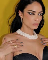 Elodie a Sanremo 2025: il suo segreto per rilassarsi? Un accessorio  inaspettato nella borsa, un sex toy Durante un'intervista con Vogue, Elodie  ha aperto la sua borsa, svelando gli oggetti che l'accompagnano