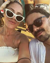 For the purposes of this post I've split out examples of how we resist or  reject intimacy in either a relationship or if single. But realistically we  can 'do' any of these (