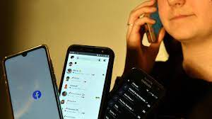 Smartphone et ordinateur portable avec des écrans vierges blancs placés avec des cactus en pot sur une étagère contre un mur léger. Comment Decrocher De Son Telephone Portable