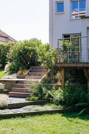Terrasse En Bois Realise A Rueil Malmaison Terrasse En Suspension Au Dessus Du Jardin Et Escalier D Acces En Bois Sur M En 2020 Terrasse Bois Terrasse Terrasse Jardin