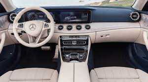 Il Poursuit Mercedes Benz Car Les Sieges En Cuir De Son Auto Comportent Du Plastique