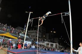 Le premier record du monde masculin du triple saut homologué par l'iaaf est établi le 30 mai 1911 à new york par l'américain dan ahearn avec la marque de 15,52 m, performance égalée le 12 juillet 1924 (15,525 m) en finale des jeux olympiques, à paris, par l'australien nick winter (15,525 m) 3. Le Show Nocturne Sur La Plage Des Sables D Olonne Mardi Le Journal Des Sables