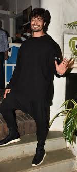 Vidyut Jamwal Spotted At A Cafe Wearing The Longest Sock Sneakers Worth Rs 80 000 Vidyut jamwal lifestyle 2020, income, house, girlfriend, cars, family, biography & net worth instagram. vidyut jamwal spotted at a cafe wearing