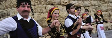 Visita la sezione degli strumenti tradizionali dei traballo. Spettacolo Di Danza Greca Al Teatro Dora Stratou Atene