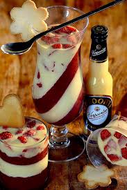 Eierlikor Panna Cotta Mit Erdbeeren Nachtisch Mit Eierlikor Verpoorten In 2020 Food Flowers Panna Cotta