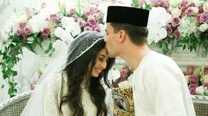 Keberangkatan tiba yang amat mulia tunku kamariah binti almarhum sultan iskandar, tunku puteri johor dan yang amat mulia tengku sulaiman shah ibni almarhum sultan salahuddin abdul aziz shah, tengku panglima diraja selangor. Malaysia Princess Tunku Aminah Weds Dutchman In Lavish Ceremony Bbc News