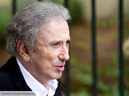 12 avril 1980michel drucker et dany saval dans leur appartement parisien expliquent leur coup de foudre pour les whippets lili, mina et zaza, qu'ils considèr. Michel Drucker Hospitalise Qui Avait Il Choisi Pour Le Remplacer Pour Vivement Dimanche