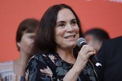 Muita gente sabe que gabriela duarte é filha da também atriz regina duarte, com quem inclusive é parecidíssima fisicamente.porém, a atriz que está fora das novelas desde orgulho e paixão. Biografia De Regina Duarte Carreira Politica Personagens
