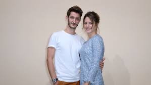 Adopte une doll maintenant ! Pierre Niney Bientot Papa Le Sublime Cliche De Sa Femme Pour Annoncer La Nouvelle Magicmaman Com