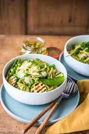Frittierte Barlauchknospen Pasta Mit Zucchini Und Avocado Vegetarische Gerichte Lebensmittel Essen Pasta