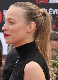 L'équipe du club francetv a rencontré les comédiens de la nouvelle saison des petits meurtres d'agatha christie : Elodie Frenck Wikipedia