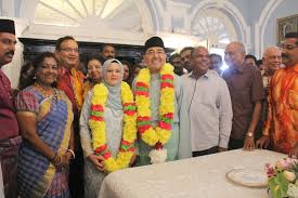 Perayaan rumah terbuka malaysia rumah terbuka atau 'open house' sudah menjadi lumrah pada sambutan perayaan dinegara ini termasuk deepavali, tahun baru cina, hari natal dan juga hari raya aidilfitri.perayaan seperti ini tidak lengkap jika tiada rumah terbuka, sehingga seluruh lapisan dan pelbagai lapisan masyarakat mengetahui istilah rumah terbuka yang menjadi amat sinonimalam kalangan. Unit Media Transformasi Kedah Umtk Pelbagai Kaum Meriahkan Rumah Terbuka