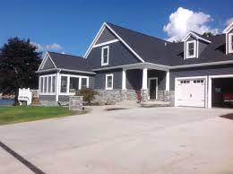 Rural homes, whether of log, wood or stone construction, can look warm, casual and inviting yet very dramatic, as the choice of grey roofing shingles emulating slate tiles shows here. Boral Echo Ridge Country Ledgestone Exterior House Renovation Lake Houses Exterior House Designs Exterior