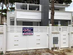 Villetta in zona tranquilla, vicino al mare e al centro,disposta al vendesi al lido di spina villetta in zona centrale indipendente ideale per nucleo familiare numeroso o per chi vuole due. Agenzia Immobiliare Il Gabbiano Vendite Affitti Lidi Ferraresi
