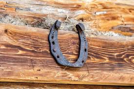 It is believed that the good luck powers of the horseshoe date back to the story of a blacksmith named dunstan and a man he believed was the devil. How To Hang A Horseshoe And Where To Place It In Your Home Home Decor Bliss