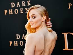 Sophie put a bunch of stickers and quotes on a blank slate on her stories and she hinted that she's. Sophie Turner Sexy Outfit Auf Geburtstagsparty Jolie De