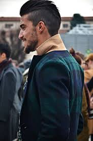 En fait, laissez les cheveux se friser naturellement au centre et coupez ensuite le reste des cheveux, plus ou moins. 1001 Idees Coupe Homme Degrade Le Style Au Poil