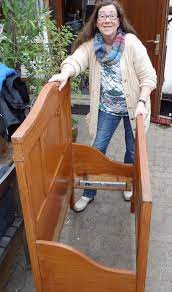 Stehlampen, couchtische rustikales bett aus handgehauenen dachbalken einer alten das will ich auch Vom Bett Zur Bank Harzer Garten