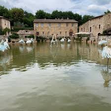 Le terme spa & resort accoglie i suoi ospiti in un palazzo del '400 progettato dal rossellino e utilizzato come residenza estiva da papa pio ii piccolomini. Photos At Albergo Le Terme Bagno Vignoni Pool