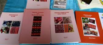 Dalam membentuk generasi yang memiliki kepribadian yang beriman, produktif, kreatif, inovatif, dan afektif serta mampu berkontribusi pada kehidupan bermasyarakat, berbangsa, bernegara, dan peradaban dunia. Buku Mulok Tenun Ikat Inspirasi Buku Bacaan Untuk Dokumentasi Kearifan Lokal Pengetahuan Hijau