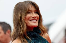 Photo Carla Bruni  St-Tropez : chemisier vaporeux et look business pour ...