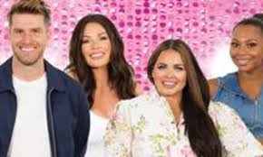Celebrity karaoke club will see celebrities unleash their vocals as they head into a karaoke bar with the hopes of winning this exciting music competition. Scarlett Moffatt Jess Wright Diana Vickers Lead Line Up For New Itv Show Celebrity Karaoke Club Daily Mail Online
