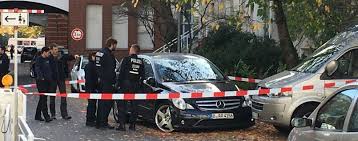 ► zu dem überfall kam es an der ecke zur bleibtreustraße. Berlin Mitte Geldtransporter Am Alexanderplatz Uberfallen Tater Weiter Auf Der Flucht Berlin Tagesspiegel