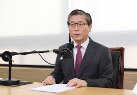 변창흠 국토교통부 장관이 4일 국회 의원회관에서 열린 대도시권 주택공급 획기적 확대 방안 당정 협의에 입장하고 있다. 4ë…„ì „ ë§‰ë§ ë…¼ëž€ ë³€ì°½í  ë'¤ëŠ¦ì€ ì‚¬ê³¼ ì‹¬ë ¤ ë¼ì³ ì£„ì†¡ ì¤'ì•™ì¼ë³´