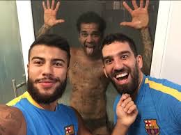 Arda turan, i̇nstagram'da eski takım arkadaşı ve galatasaray'ın kaptanı selçuk i̇nan'ı takipten çıkardı. Photo Barcelona Star Dani Alves Photobombs Arda Turan Instagram Picture