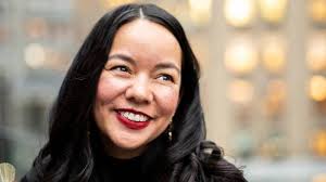 Miriam Warren's Instagram, Twitter & Facebook