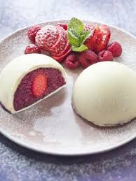 Dome Croquant De Chocolat Blanc A La Mousse De Fruits Rouges Et Coeur De Fraise Recette Mousse De Fruits Rouges Mousse Fruit Recette