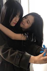 She became a yg entertainment trainee in august 2011. Blackpink S Jisoo S Sister Proves Gorgeous Genes Run In Their Blood Kpopstarz