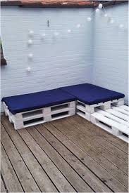 Diy Palettenmobel Selber Bauen Diese Hubsche Paletten Lounge Auf Dem Balkon Ist Selbstgemacht Palettenmobel Selber Bauen Mobel Aus Paletten Diy Palettenmobel