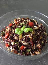 Si tratta di un riso integrale ricco di fibre e si sposa bene con molte verdure ma io lo preferisco con tonno e avocado, una ricetta veloce che può essere assaporata anche il giorno dopo. Insalata Di Riso Venere Saporita In Cucina Ci Pensa Simo