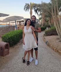 ويقوم ببطولته الممثل المصري يوسف الشريف. ÙŠÙˆØ³Ù Ø§Ù„Ø´Ø±ÙŠÙ ÙˆØ²ÙˆØ¬ØªÙ‡ ÙŠØ­ØªÙÙ„Ø§Ù† Ù…Ø¬Ù„Ø© Ø§Ù„Ø¬Ø±Ø³