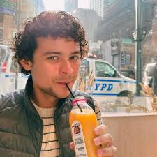 Max Peterson diverte com vídeos descontraídos sobre vida no exterior