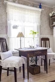Pitsiset Salusiinit Ja Kappaverho Luovat Tunnelmaa Keittiossa White Lace Curtains In An Old Cottage Unelmie Country House Interior Home Comforts Home Decor