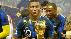 Die absolute große auswahl an modekleidung, hochzeitskleider und kostüme mit garantierter qualität online! Wm 2018 Weltmeister Mit 19 Mbappe Holt Gleich Zwei Titel