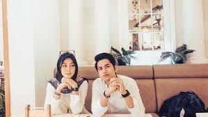 Henny rahman, istri zikri daulay, mengunggah potret dirinya ketika tak mengenakan hijab. Zikri Daulay Dan Istri Umumkan Resmi Cerai